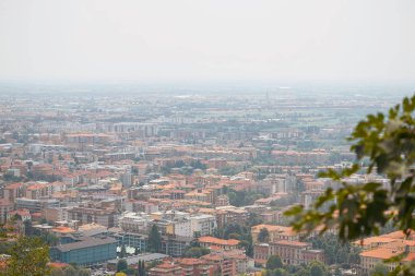 Bergamo, İtalya - 18 Ağustos 2017: Şato duvarlarından Bergamo şehrinin panoramik manzarası