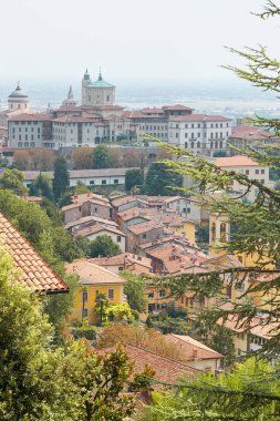Bergamo, İtalya - 18 Ağustos 2017: Şato duvarlarından Bergamo şehrinin panoramik manzarası