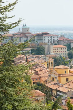 Bergamo, İtalya - 18 Ağustos 2017: Şato duvarlarından Bergamo şehrinin panoramik manzarası