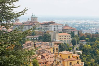 Bergamo, İtalya - 18 Ağustos 2017: Şato duvarlarından Bergamo şehrinin panoramik manzarası