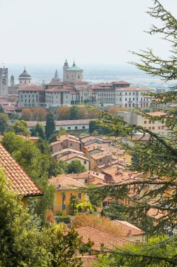 Bergamo, İtalya - 18 Ağustos 2017: Şato duvarlarından Bergamo şehrinin panoramik manzarası