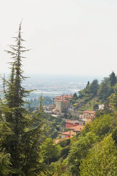 Bergamo, Italien - 18. August 2017: Blick von der Burgmauer auf die Stadt Bergamo — Stockfoto