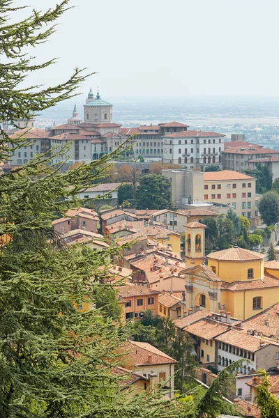 Bérgamo, Italia - 18 de agosto de 2017: Vista panorámica de la ciudad de Bérgamo desde las murallas del castillo —  Fotos de Stock