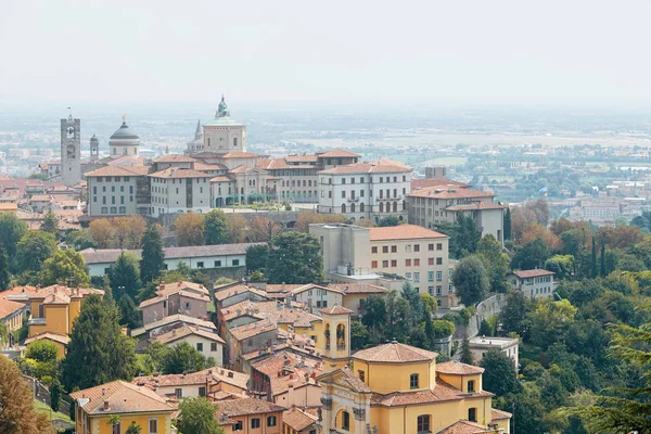 Bergamo, Italien - 18 augusti 2017: Panoramautsikt över staden Bergamo från slottsmurarna — Stockfoto
