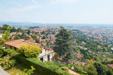 Bergamo, İtalya - 18 Ağustos 2017: Şato duvarlarından Bergamo şehrinin panoramik manzarası