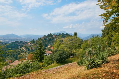Bergamo, İtalya - 18 Ağustos 2017: Şato duvarlarından Bergamo şehrinin panoramik manzarası