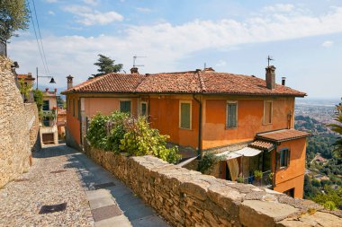 Bergamo, İtalya - 18 Ağustos 2017: Güzel eski taş ev bir tepe üzerinde.