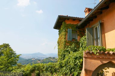 Bergamo, İtalya - 18 Ağustos 2017: Güzel eski taş ev bir tepe üzerinde.