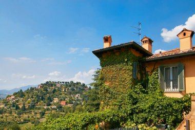 Bergamo, İtalya - 18 Ağustos 2017: Güzel eski taş ev bir tepe üzerinde.