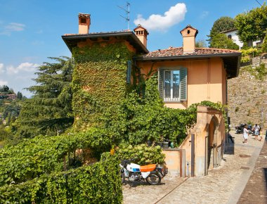 Bergamo, İtalya - 18 Ağustos 2017: Güzel eski taş ev bir tepe üzerinde.