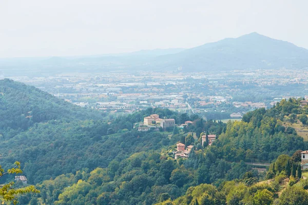 Bérgamo, Italia - 18 de agosto de 2017: Vista panorámica de la ciudad de Bérgamo desde las murallas del castillo — Foto de Stock