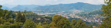 Bergamo, İtalya - 18 Ağustos 2017: Şato duvarlarından Bergamo şehrinin panoramik manzarası