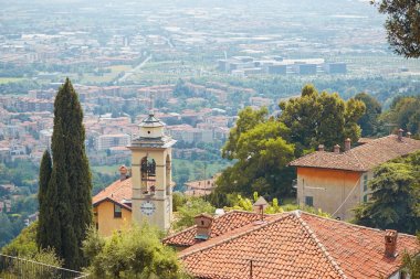 Bergamo, İtalya - 18 Ağustos 2017: Şato duvarlarından Bergamo şehrinin panoramik manzarası