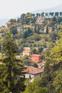 Bergamo, İtalya - 18 Ağustos 2017: Şato duvarlarından Bergamo şehrinin panoramik manzarası