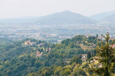 Bergamo, İtalya - 18 Ağustos 2017: Şato duvarlarından Bergamo şehrinin panoramik manzarası