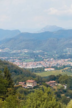 Bergamo, İtalya - 18 Ağustos 2017: Şato duvarlarından Bergamo şehrinin panoramik manzarası