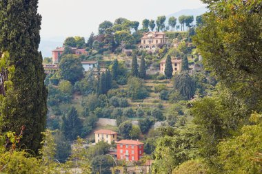 Bergamo, İtalya - 18 Ağustos 2017: Şato duvarlarından Bergamo şehrinin panoramik manzarası