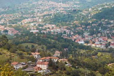 Bergamo, İtalya - 18 Ağustos 2017: Şato duvarlarından Bergamo şehrinin panoramik manzarası