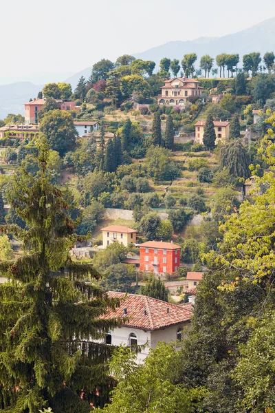 Bergamo, İtalya - 18 Ağustos 2017: Şato duvarlarından Bergamo şehrinin panoramik manzarası