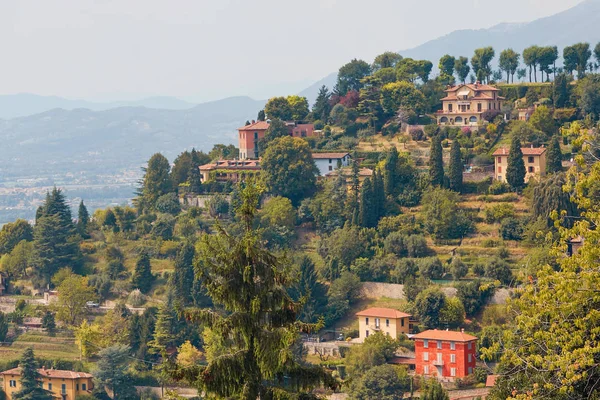 Bérgamo, Italia - 18 de agosto de 2017: Vista panorámica de la ciudad de Bérgamo desde las murallas del castillo — Foto de Stock