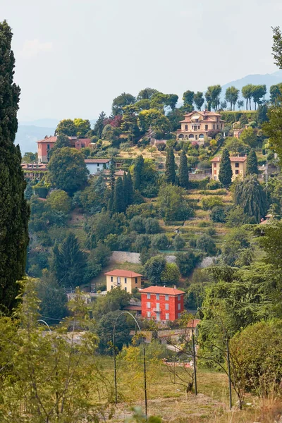 Bérgamo, Italia - 18 de agosto de 2017: Vista panorámica de la ciudad de Bérgamo desde las murallas del castillo — Foto de Stock