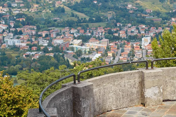 Μπέργκαμο, Ιταλία - 18 Αυγούστου 2017: Πανοραμική θέα της πόλης του Μπέργκαμο από τα τείχη του κάστρου — Φωτογραφία Αρχείου
