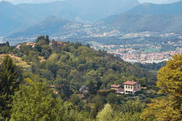 Bérgamo, Italia - 18 de agosto de 2017: Vista panorámica de la ciudad de Bérgamo desde las murallas del castillo — Foto de Stock