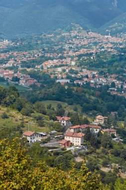 Bergamo, İtalya - 18 Ağustos 2017: Şato duvarlarından Bergamo şehrinin panoramik manzarası
