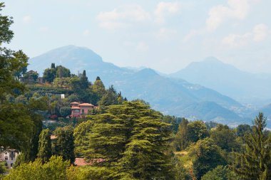 Bergamo, İtalya - 18 Ağustos 2017: Şato duvarlarından Bergamo şehrinin panoramik manzarası