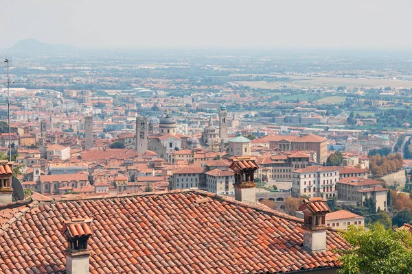 Μπέργκαμο, Ιταλία - 18 Αυγούστου 2017: Πανοραμική θέα της πόλης του Μπέργκαμο από τα τείχη του κάστρου — Φωτογραφία Αρχείου