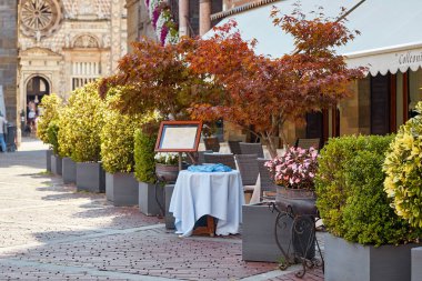 Bergamo, İtalya - 18 Ağustos 2017: Cozy street Cafe üst şehir.