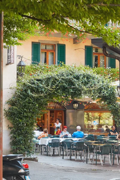 上部の都市ベルガモ、イタリア - 2017 年 8 月 18 日: 居心地の良いストリート カフェ. — ストック写真