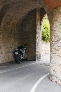 Bergamo, İtalya - 18 Ağustos 2017: eski bina duvarları Park Scooter.