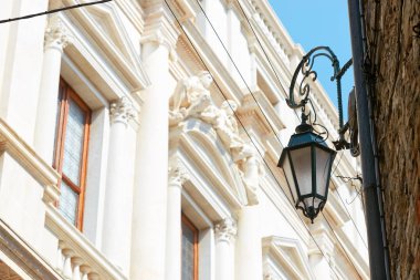 gece eski stilde sokak lambası. Bergamo İtalya.