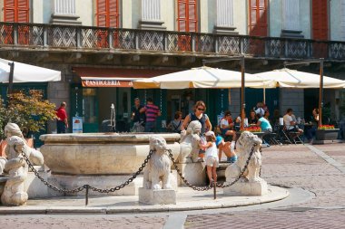 Bergamo, İtalya - 18 Ağustos 2017: İçme suyu kaynağı Fountain bilinmeyen bir kız olduğunu.