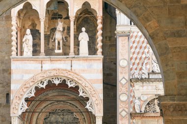 Bergamo, İtalya - 18 Ağustos 2017: Katedrali ve vaftizhane.