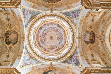 Bergamo, İtalya - 18 Ağustos 2017: Katedrali ve vaftizhane.