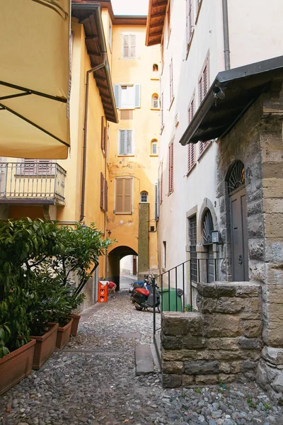 Bergamo, İtalya - 18 Ağustos 2017: Sessiz ve Bergamo eski kasaba sokaklarında dar.