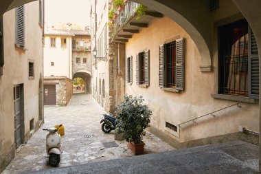 Bergamo, İtalya - 18 Ağustos 2017: Eski Apartmanı, Patio.