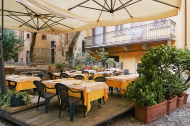 Bergamo, İtalya - 18 Ağustos 2017: Cozy street Cafe üst şehir.