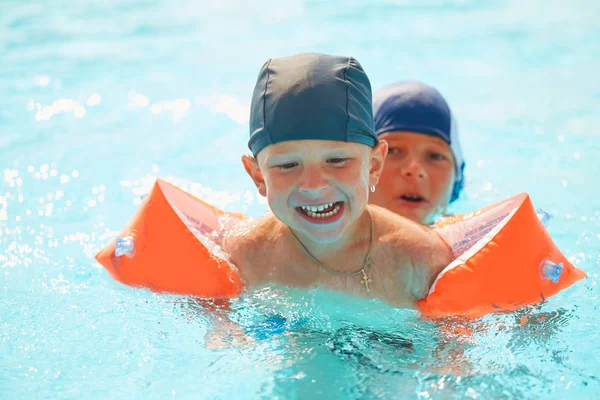 Pazıbentlerin açık havuzu su kaydıraklı yüzme için çocuk. — Stok fotoğraf