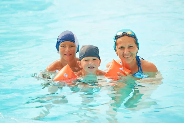 Sports familiaux dans la piscine extérieure en été . — Photo