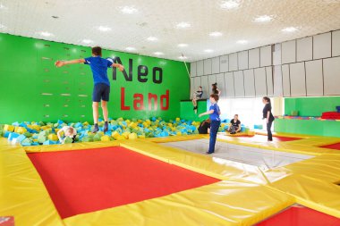 Gomel, Belarus - 28 Mart 2018: Çocuk eğlence trambolin Merkezi Neo arazi.