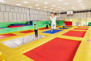 Gomel, Belarus - 28 Mart 2018: Çocuk eğlence trambolin Merkezi Neo arazi.