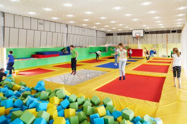 Gomel, Belarus - 28 Mart 2018: Çocuk eğlence trambolin Merkezi Neo arazi.
