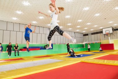 Gomel, Belarus - 28 Mart 2018: Çocuk eğlence trambolin Merkezi Neo arazi.