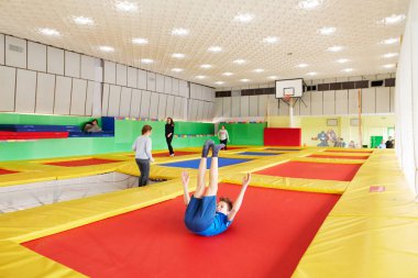 Gomel, Belarus - 28 Mart 2018: Çocuk eğlence trambolin Merkezi Neo arazi.