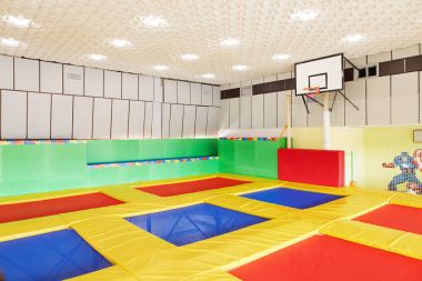 Gomel, Belarus - 28 Mart 2018: Çocuk eğlence trambolin Merkezi Neo arazi.
