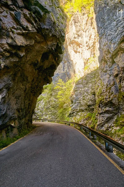 Estrada estreita montanha através do desfiladeiro nas montanhas da Itália. — Fotografia de Stock