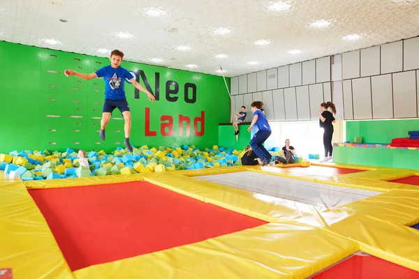 GOMEL, Bielorrússia - 28 de março de 2018: Centro de trampolim de entretenimento infantil NEO LAND . — Fotografia de Stock